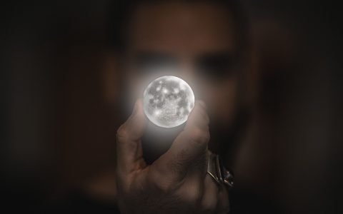 条漫中段的剧情高潮话数封面，人物特写占据主要画面，色彩对比强烈，背景是雨夜街道