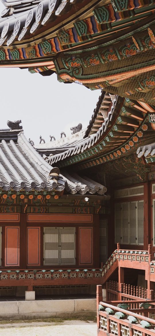 韩漫漫画作品详情页截图，展示简介、话数列表、读者评分与相关推荐区域